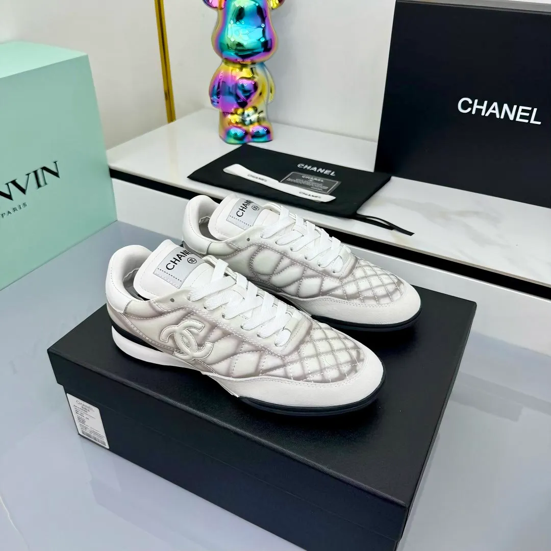 👟👟Ex-factory price 640👟👟 Top version Chanel Chanel - 2025 counter top casual sports shoes This sneaker is a classic design; the upper is electro-embroidered with a variety of techniques; the outsole is fashionable and sporty; it is unusual to incorporate a variety of color matching elements... The diversified mix and match is very beautiful and versatile, and can be used for leisure, fashion, sports and outdoor... ꫛꫀꪝ Go➫ Material: ❶The upper is made of: original cowhide ❷The inner lining is made of: original imported sheepskin ❸The outsole is based on: original TPU combination outsole Full set of boutique packaging for women 35–41 👉